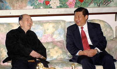 2009年1月20日,时任中共浙江省委书记习近平看望全国政协副主席、澳门中华总商会会长马万祺(左)。