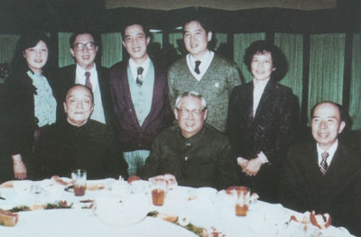 廖承志(前排左二)、杨尚昆(前排左一)与马万祺先生(前排右一)暨马有建夫妇、马有恒、马有礼夫妇合影