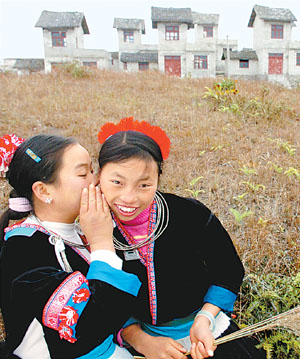 中国贫困山区人口_...孩子们蹲在简陋的校舍旁吃饭.中国90%的贫困人口集中于农(2)